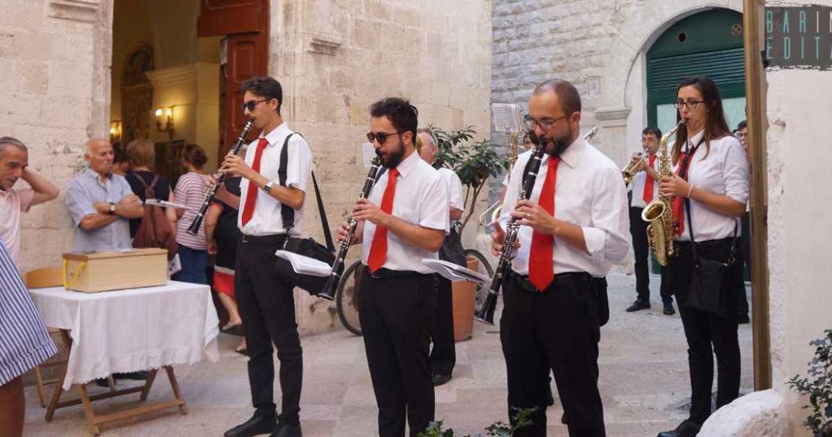 Dal fal� del 19 marzo alla banda dell'8 settembre: tutti i riti legati ai santi "baresi"
